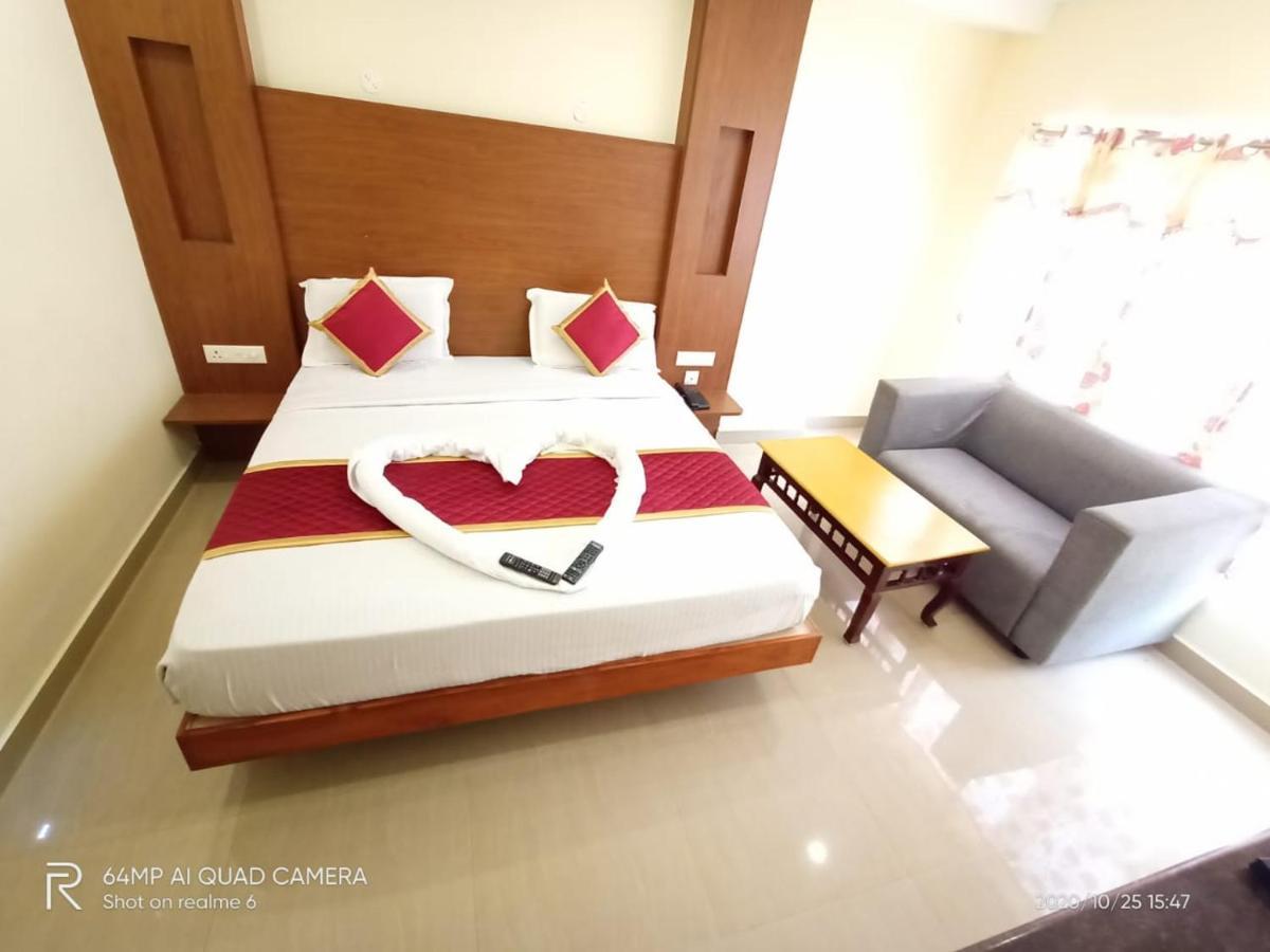 Meridian Castle Hotell Pondicherry Exteriör bild